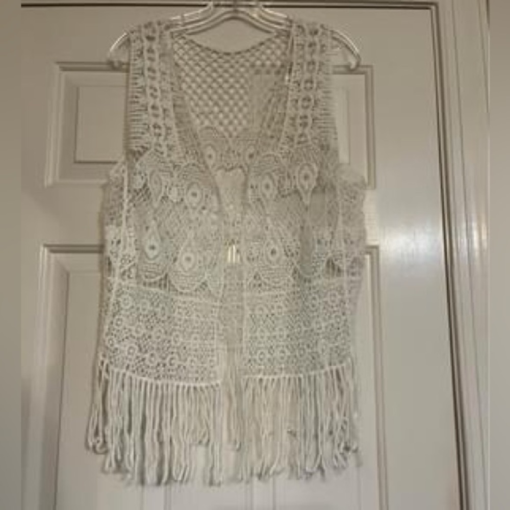 ROOMMATES white crochet fringe vest L